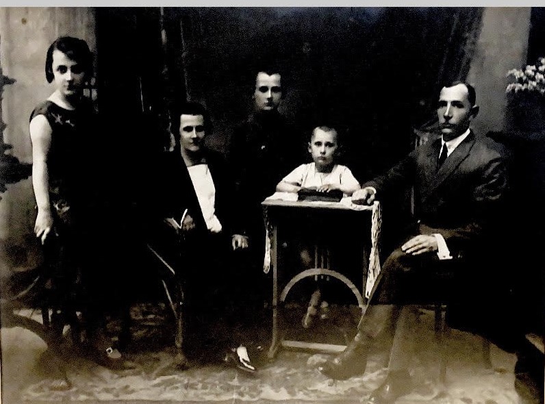 Na zdjęciu z początku XX wieku widać rodzinę. 